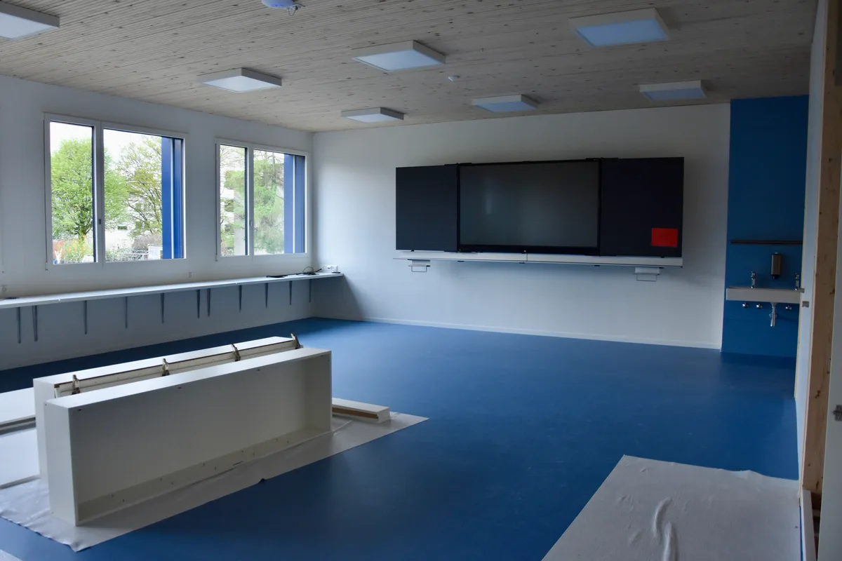 Die Prtimarschulpflege Dübendorf lud am Freitag, v10. April 2026, zum feierlichen Akt auf dem Areal des neu erstellten Schulhauses.
